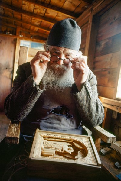 Um mestre escultor e padre ortodoxo posa com o seu trabalho. Monte Athos, Grécia. de James L Stanfield