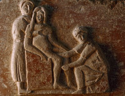 Um relevo do túmulo de um homem e uma mulher romanos mostra uma mulher a dar à luz. Museo A... de James L Stanfield