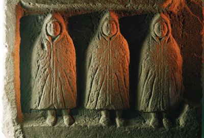 Uma escultura em relevo que representa divindades locais protegidas do frio. Housesteads R... de James L Stanfield