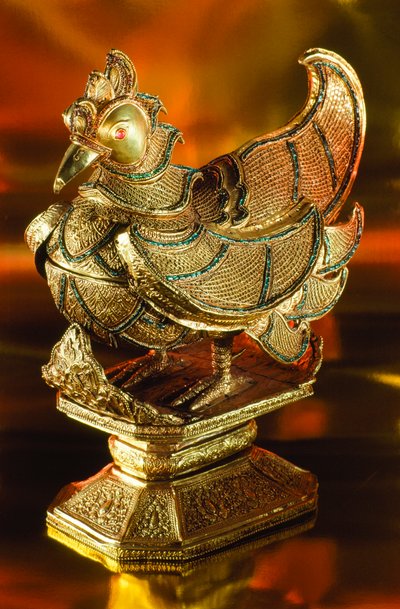 Um ganso sagrado de ouro com jóias que outrora segurava nozes de bétel. Londres, Inglaterra. de James L Stanfield