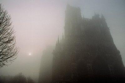 Uma vista matinal da Catedral de Notre-Dame em Amiens. CATEDRAL DE NOTRE-DAME, AMIENS,... de James L Stanfield
