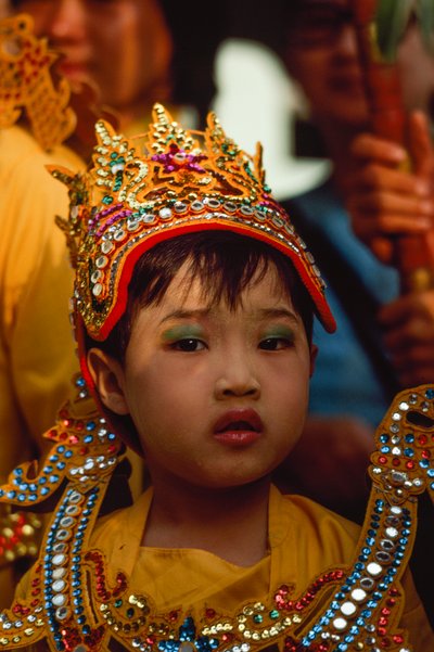Um jovem adorador no Festival de Tabaung. Pagode de Shwe Dagon, Rangum, Birmânia. de James L Stanfield