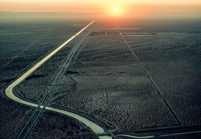 Vista aérea do Canal All-American enquanto o sol ardente se põe no oeste. O can... de James L Stanfield
