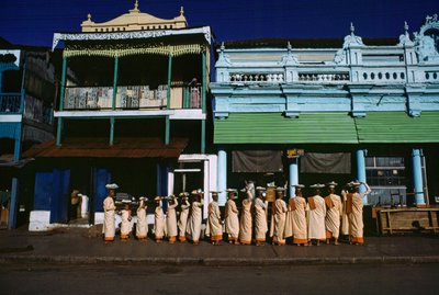 Monjas budistas de várias idades desfilam no passeio a pedir esmolas. Maymyo, Birmânia. de James L Stanfield