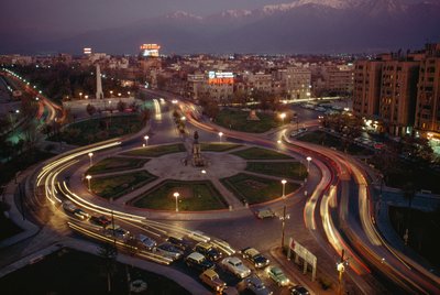 Carro, luzes da cidade iluminam a Plaza Baquedano. Santiago, Chile de James L Stanfield