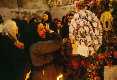 Na Sexta-feira Santa, as mulheres choram a morte dos seus entes queridos. Olimbos, Karp... de James L Stanfield