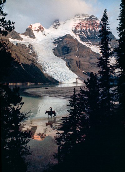 Cavalo solitário e cavaleiro reflectem no lago na base do pico mais alto do Canadá. Monte Robson... de James L Stanfield