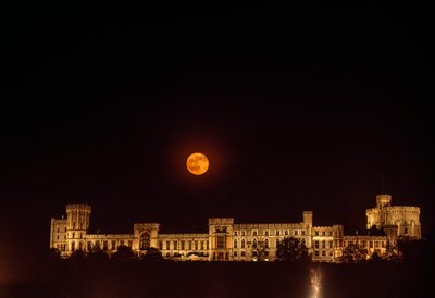 Nascer da lua sobre o Castelo de Windsor. Windsor, Inglaterra. de James L Stanfield