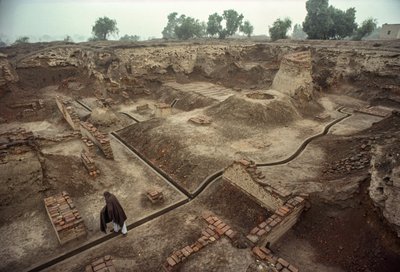 Vista geral de um poço cheio de restos de paredes de tijolo, um poço de tijolo. HARAPPA E... de James L Stanfield