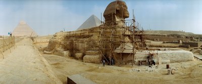 Panorama dos restauradores a trabalhar na reconstrução da base da Grande Esfinge do Egipto. Gizé, Egipto. de James L Stanfield