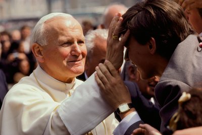 O Papa João Paulo II abençoa um jovem. Praça de São Pedro, Cidade do Vaticano. de James L Stanfield