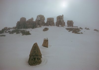Estátua de um deus acima de um manto de neve em Nemrud Dagh. Nemrud Dagh, Turquia. de James L Stanfield