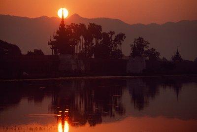 Pôr do sol no cais de Kywe Sun. CAIS DE KYWE SUN, MANDALAY, BIRMÂNIA. de James L Stanfield