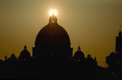 Pôr do sol por detrás da cúpula da Basílica de São Pedro. BASÍLICA DE SÃO PEDRO, CIDADE DO VATICANO. de James L Stanfield