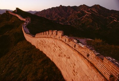 A Grande Muralha serpenteia através dos cumes das montanhas Jun-du, parte da cordilheira de Ya... de James L Stanfield
