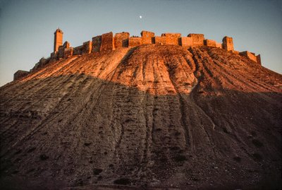 A antiga cidadela de Aleppo mantém-se sobre um monte. Alepo, Síria. de James L Stanfield