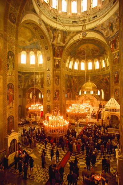 Os turistas predominam nos serviços da Catedral Alexander Nevski. Sófia, Bulgária. de James L Stanfield