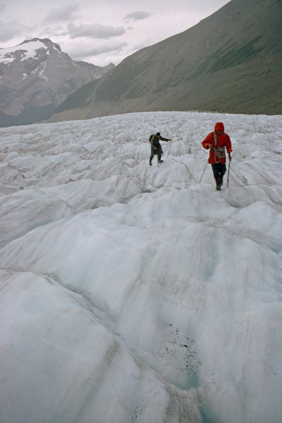 Dois alpinistas amarrados num glaciar aproximam-se de uma fenda. Monte Robson Prov... de James L Stanfield