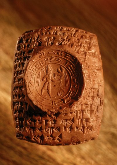 Durante as escavações, este selo de carta de Ugarit foi descoberto com caracteres cuneiformes e... de James L Stanfield