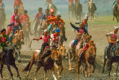 Jovens numa corrida de cavalos num festival de verão realizado perto de Ulaanbaatar. perto de Ulaanb... de James L Stanfield