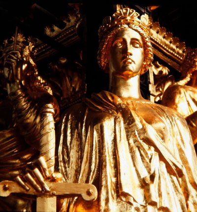 Justiça, uma das quatro virtudes cardeais da torre do dossel do Albert Memorial, completada em 1876 (bronze dourado) de James Redfern