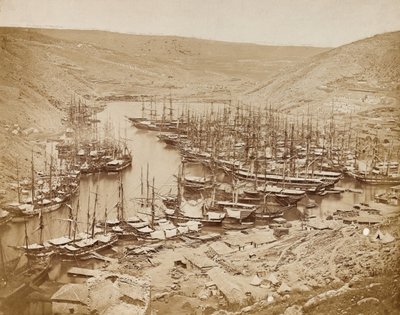 Porto de Balaklava, olhando para o norte, 1856 (foto sépia) de James Robertson