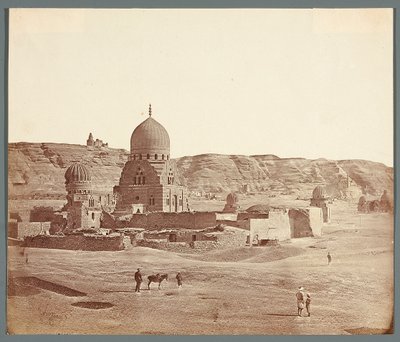 Egipto. Cairo. Necrópole meridional. Em primeiro plano, o mausoléu de Sudun (1504); ao fundo, no planalto de Mukattam, a mesquita de Al-Juyushi de James Robertson