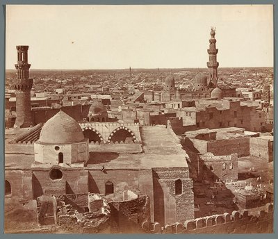 Egito. Cairo. Vista geral - ao fundo, a madrasa-mausoléu de Umm As-Sultan Sza