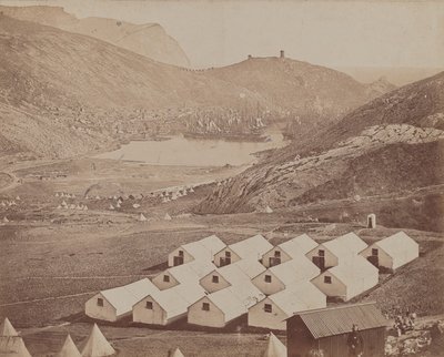 Hutted Camp com Balaclava Harbour à distância de James Robertson