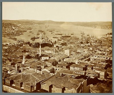 «O Bósforo» [Istambul. Panorama da cidade - vista em direcção ao estreito do Bósforo] de James Robertson