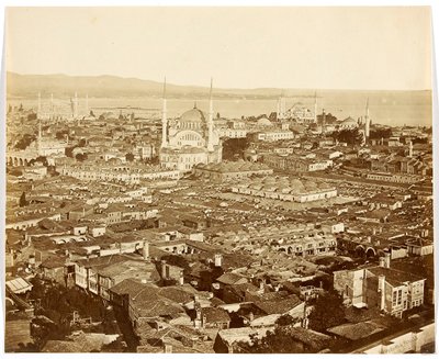 «Nuri Osmaniye» [Istambul. Panorama da cidade com vista para as mesquitas: Mesquita de Nuruosmaniye (ao centro), Mesquita Azul (ao fundo, à direita) e Ayasofya (Santa Sofia) (à esquerda)] de James Robertson