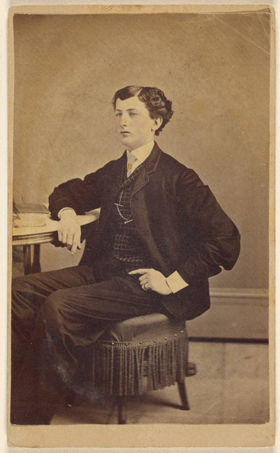 [Jovem não identificado sentado numa mesa]. de James S. Woodley