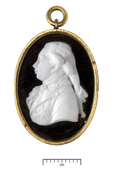 Jorge IV, como Príncipe de Gales, c.1790 (vidro branco em moldura de metal dourada) de James Tassie