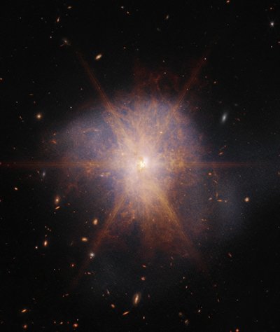 Arp 220 (imagem NIRCam e MIRI) de James Webb Space Telescope (NASA)