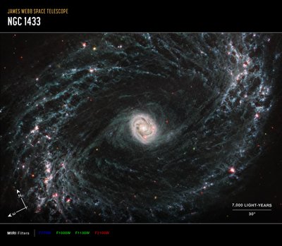 NGC 1433 (Imagem da bússola MIRI) de James Webb Space Telescope (NASA)