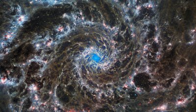 O Coração da Galáxia Fantasma de James Webb Space Telescope (NASA)
