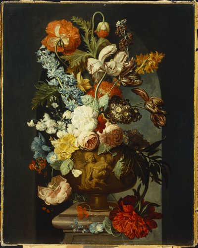 Tulipas, rosas, jacintos, aurículas e outras flores em uma urna esculpida em um pedestal de pedra em um nicho. de Jan van Huysum