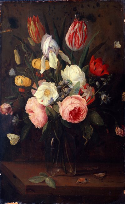 Rosas, tulipas e outras flores em um vaso de vidro, com insetos, sobre uma mesa de Jan van Kessel