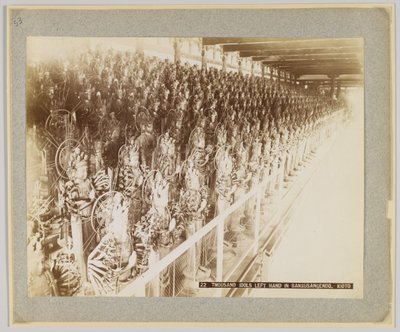 Mil ídolos em Sanjusangendo, Kyoto, Japão (foto a p/b) de Japanese Photographer