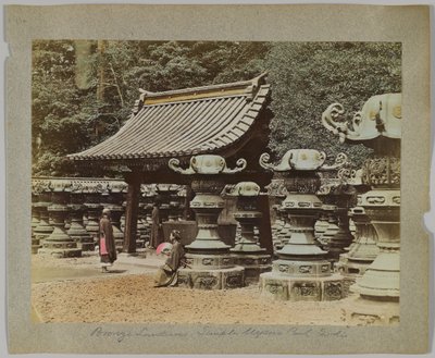 Lanternas de Bronze fora do Templo no Parque Uyeno, Tóquio, Japão (foto a p/b colorida à mão) de Japanese Photographer