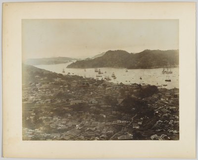 Cidade costeira, Japão (foto colorida à mão em preto e branco) de Japanese Photographer