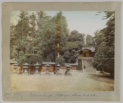 Entrada do Templo do 7º Shogun, Shiba Park, Tóquio, Japão (foto a p/b colorida à mão) de Japanese Photographer