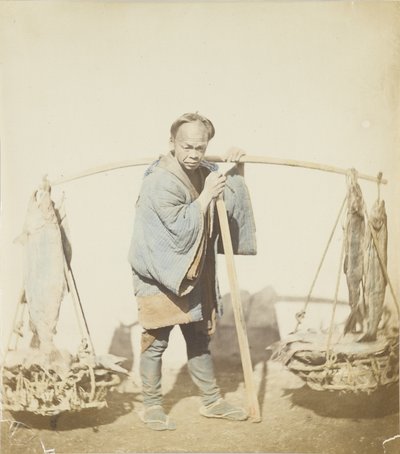 Pescador com a sua captura (foto a p/b colorida à mão) de Japanese Photographer