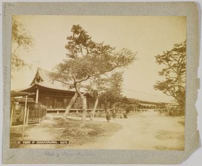 Frente de Sanjusangendo, Kyoto, Japão (foto a p/b) de Japanese Photographer