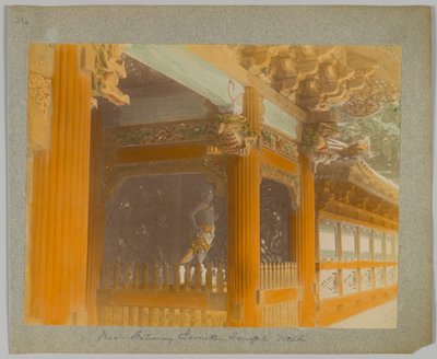 Porta de entrada do templo Jemitsu, Nikko, Japão (foto colorida a p/b) de Japanese Photographer