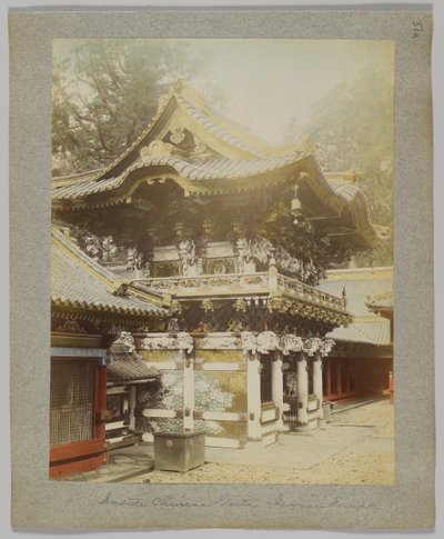 Inside the Chinese Gate, Tōshō-gū, Nikko, Japão (foto a p/b colorida à mão) de Japanese Photographer