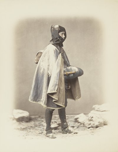 Homem japonês na neve (foto a p/b colorida à mão) de Japanese Photographer