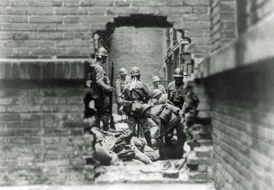 Soldados japoneses estão envolvidos em combates de rua em Xangai, China, 1937 de Japanese Photographer