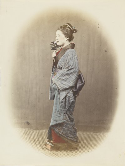 Mulher japonesa em vestido tradicional (foto a p/b colorida à mão) de Japanese Photographer