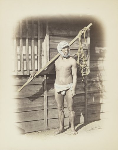 Homem com cesto de pesca (foto a p/b colorida à mão) de Japanese Photographer